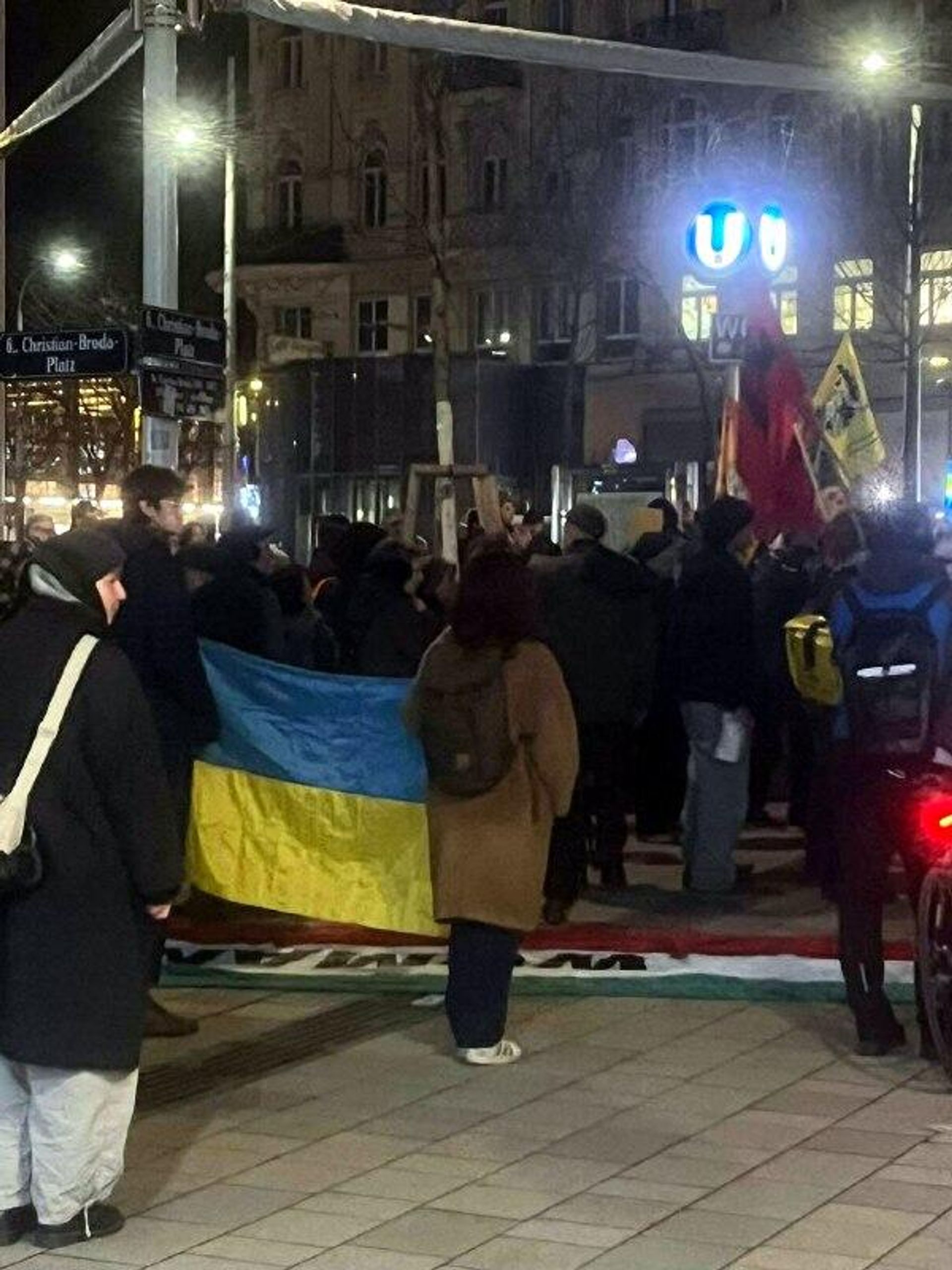 В Вене прошёл митинг курдов — люди выразили солидарность с курдскими территориями и народом, особенно с регионами на севере Сирии В Вене прошёл митинг курдов — люди выразили солидарность с курдскими территориями и народом, особенно с регионами на севере Сирии - РИА Новости, 1920, 12.02.2026