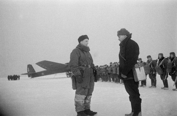Советские десантники около самолёта ТБ-3