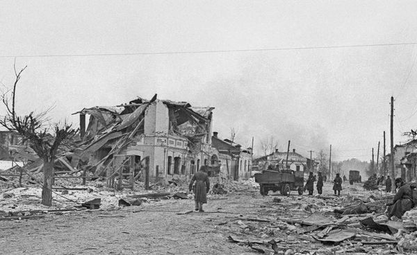 Советские солдаты в Юхнове, март 1942 года