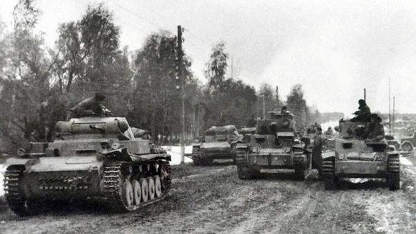 Немецкие танки Pz.Kpfw. II и PzKpfw.38(t) около Юхнова