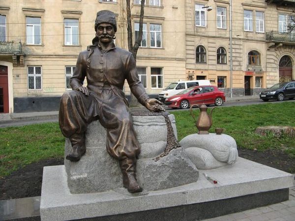 Памятник Юрию Кульчицкому во Львове