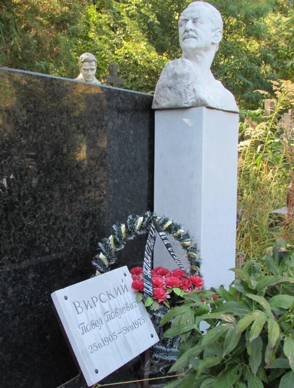 Могила Павла Вирского на Байковом кладбище в Киеве Могила Павла Вирского на Байковом кладбище в Киеве
