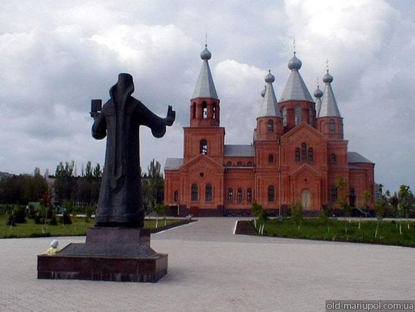 Памятник митр. Игнатию и собор Архистратига Михаила в Мариуполе