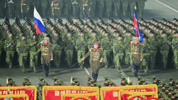 Российский триколор реет на военном параде в Пхеньяне