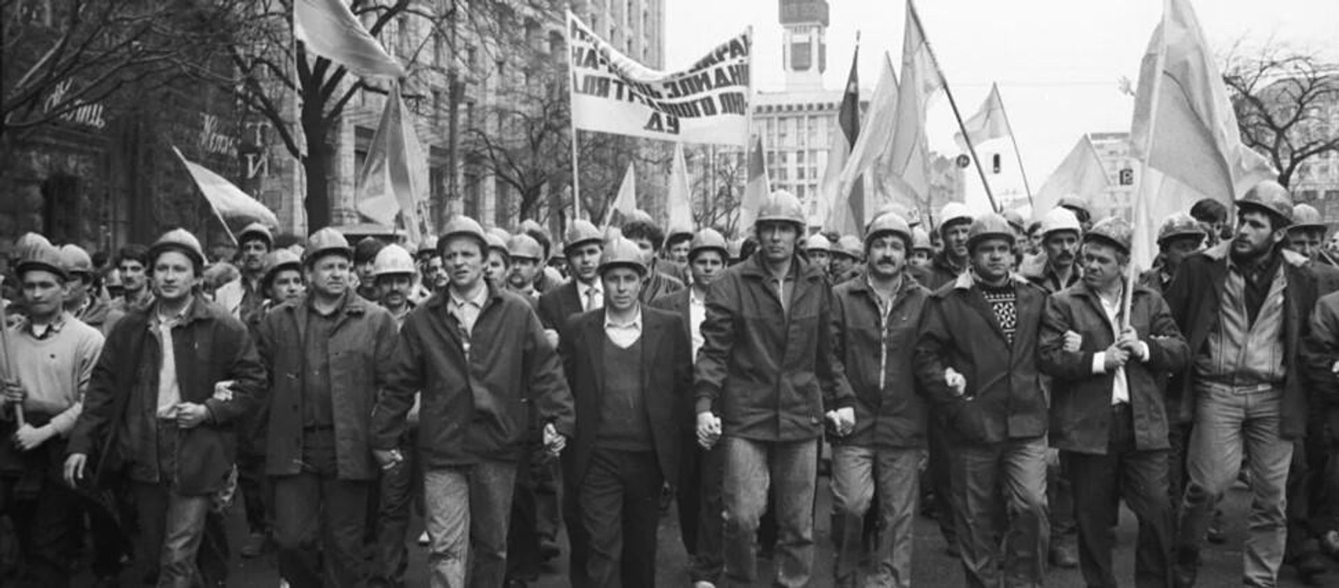Демонстрация шахтеров в Киеве, 16 апреля 1991 года Демонстрация шахтеров в Киеве, 16 апреля 1991 года - РИА Новости, 1920, 27.02.2026