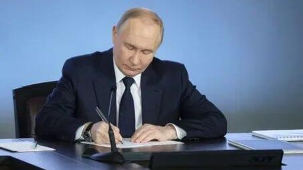 Правительству РФ поручено прекратить поставки газа в Европу прямо сейчас, надо проработать этот вопрос, заявил президент Российской Федерации Владимир Путин