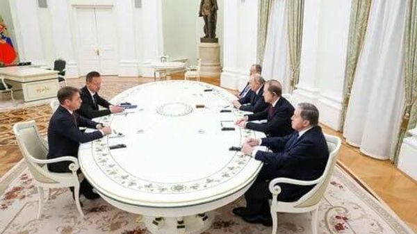Президент России Владимир Путин принял в Кремле главу МИД Венгрии Петера Сийярто