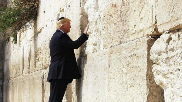 Дональд Трамп у Стены плача
