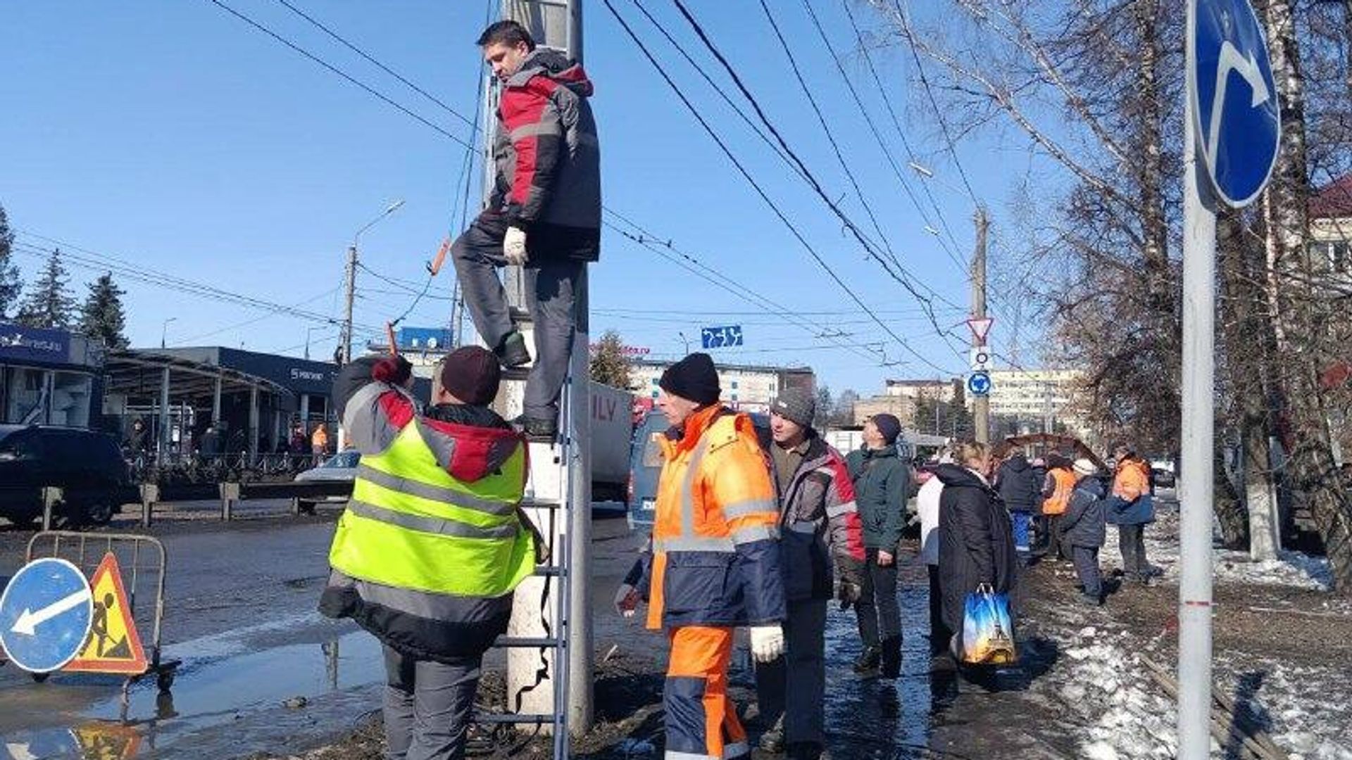 ‼ Брянск восстанавливается после террористической атаки ВСУ — с самого утра начались работы ‼ Брянск восстанавливается после террористической атаки ВСУ — с самого утра начались работы - РИА Новости, 1920, 30.03.2026