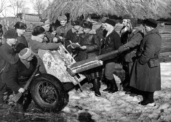 Группа партизан Черниговско-Волынского партизанского соединения А.Ф. Федорова, 1943 год Группа партизан Черниговско-Волынского партизанского соединения А.Ф. Федорова, 1943 год