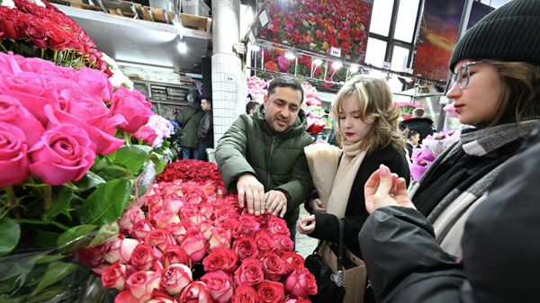 Продажа цветов к 8 Марта на Рижском рынке в Москве