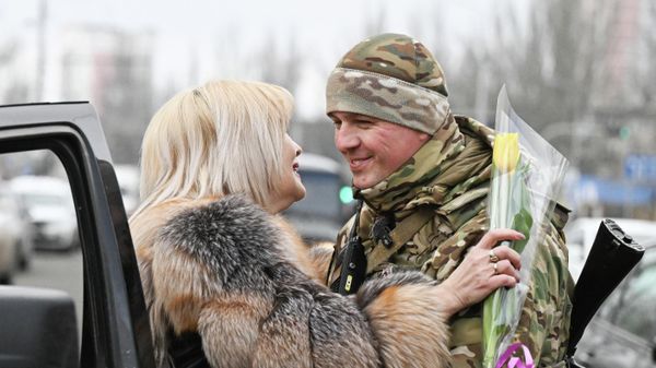 Инспекторы ВАИ группировки войск Центр поздравляют с 8 Марта женщин в Донецке