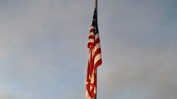 поднятие флага США в Каракасе