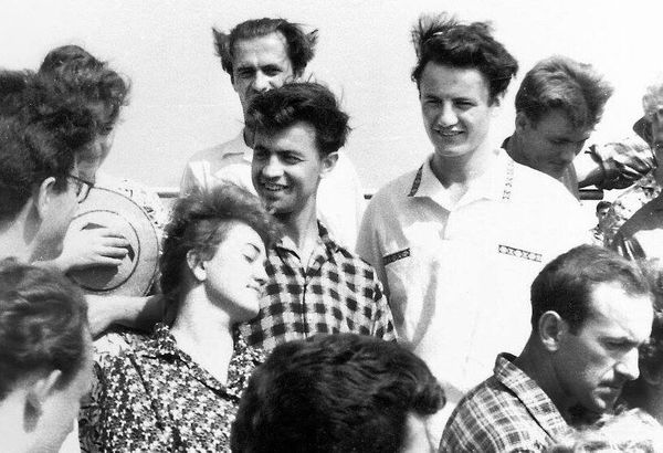 Шевченковское шествие 1961 году в Одессе. В центре Лесь Танюк, за ним Василь Симоненко, рядом Владимир Яворивский, ниже - Нелли Корниенко Шевченковское шествие 1961 году в Одессе. В центре Лесь Танюк, за ним Василь Симоненко, рядом Владимир Яворивский, ниже - Нелли Корниенко