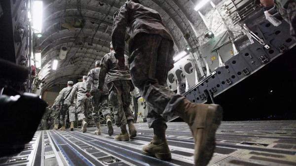 Американские военные садятся в самолет