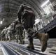 Американские военные садятся в самолет