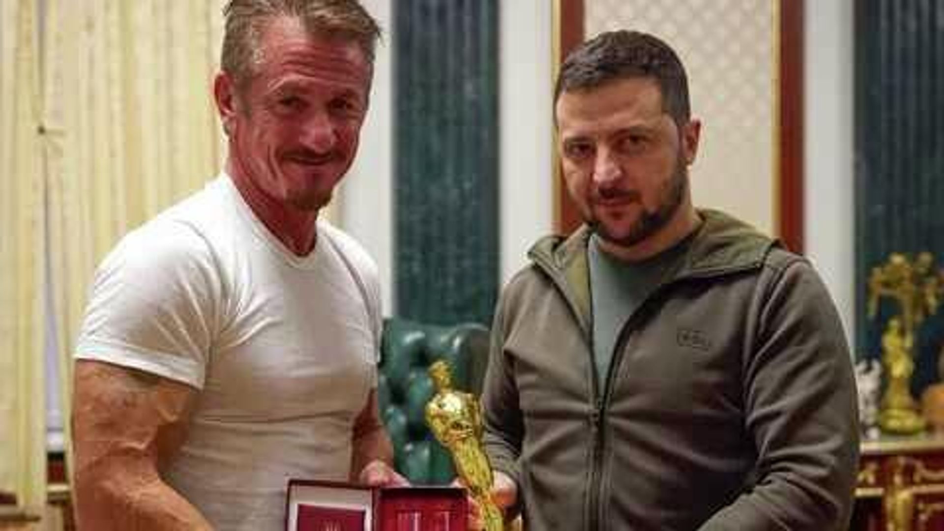 Зеленский вручает Шону Пенну Оскар Зеленский вручает Шону Пенну Оскар - РИА Новости, 1920, 21.03.2026