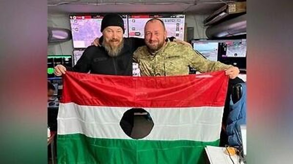 Мадьяр и посол Украины в Венгрии с изуродованным флагом Венгрии 