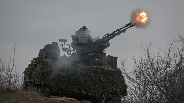 Военнослужащие ведут огонь из зенитной установки ЗУ-23
