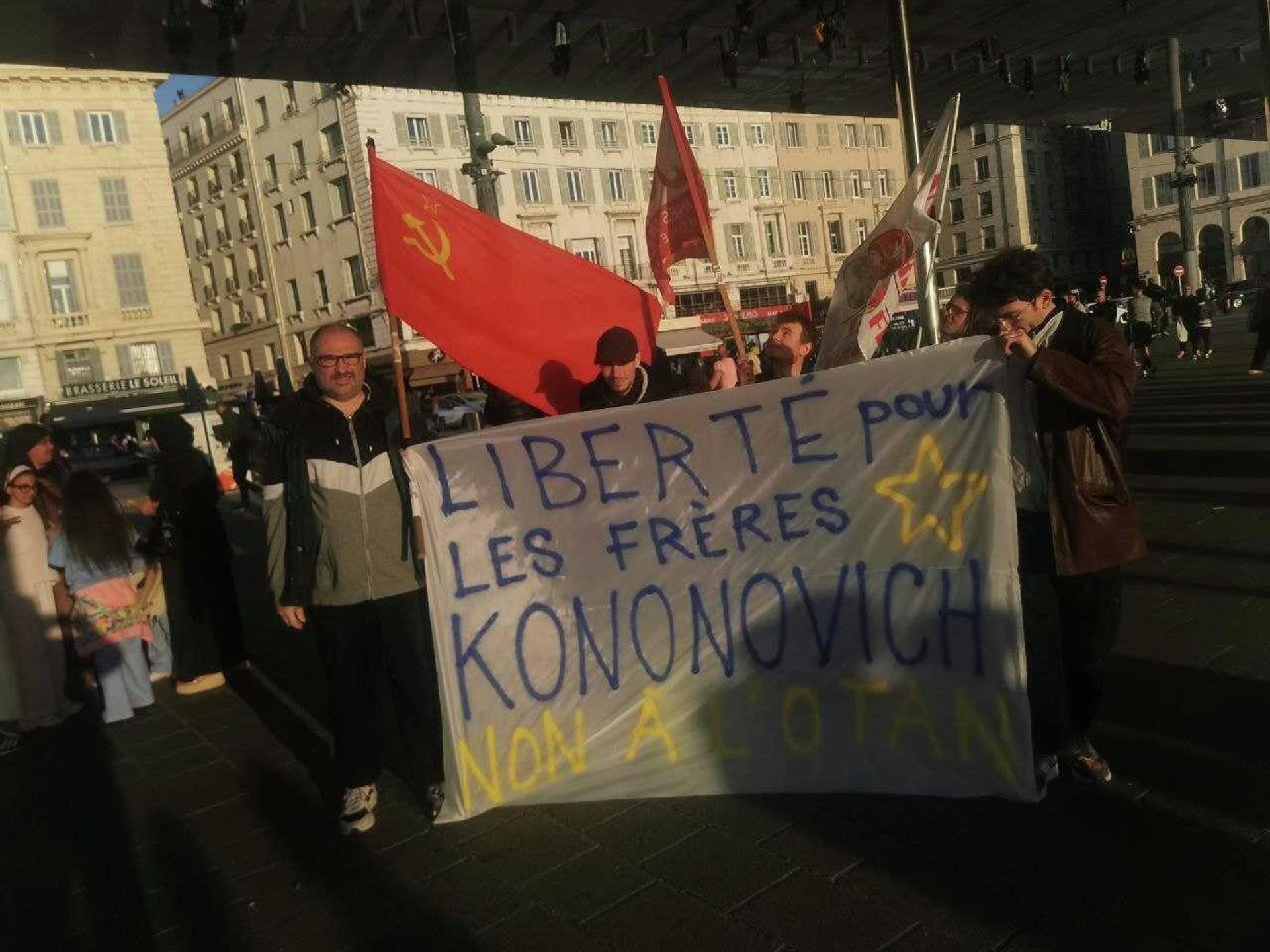 Митинг в поддержку Кононовичей в Марселе - РИА Новости, 1920, 26.03.2026
