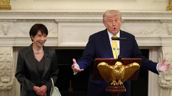 Санаэ Такаити и Трамп за трибуной Санаэ Такаити и Трамп за трибуной