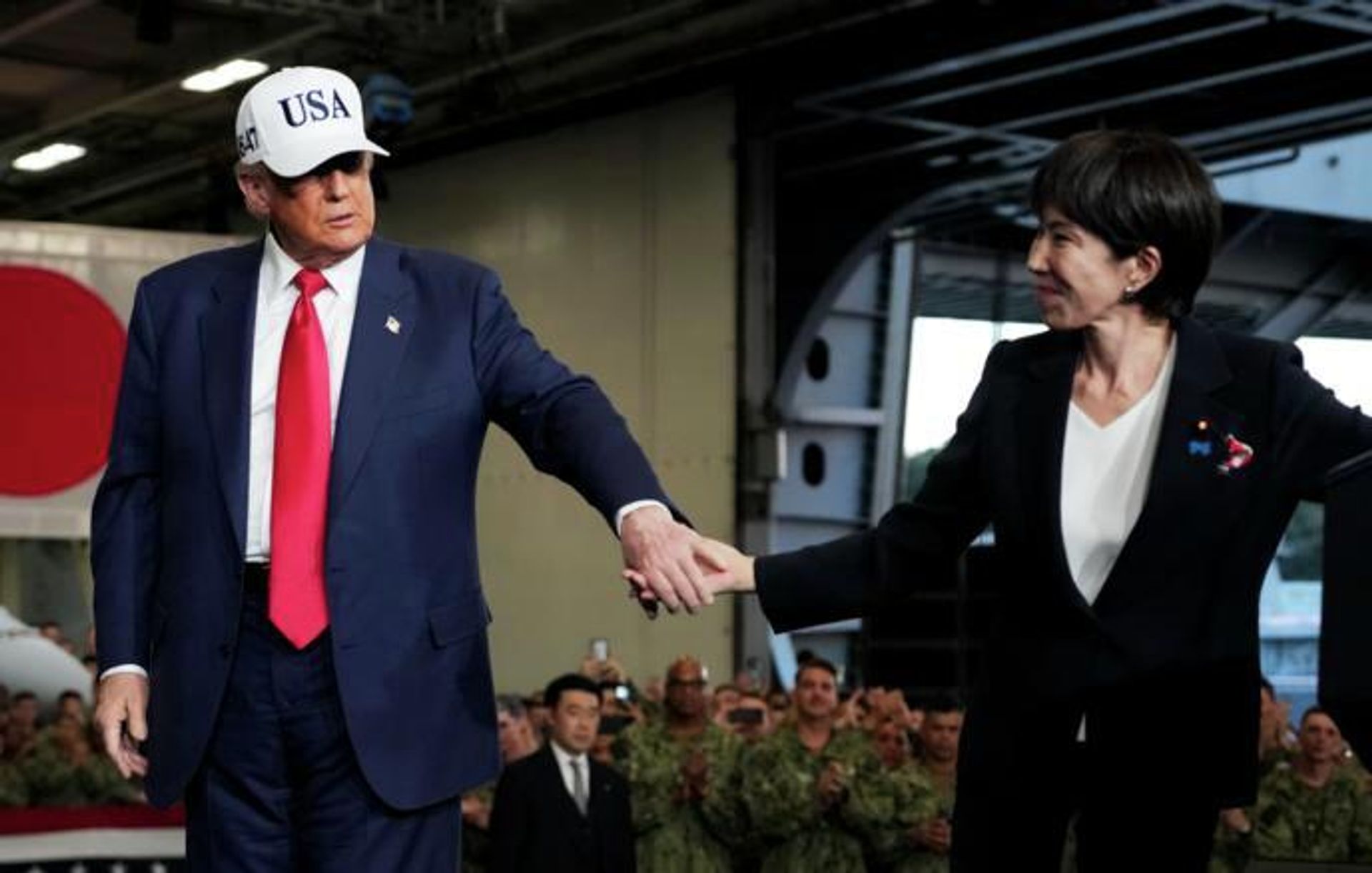 Санаэ Такаити и Трамп за трибуной нашли взаимопонимание Санаэ Такаити и Трамп за трибуной нашли взаимопонимание - РИА Новости, 1920, 28.03.2026