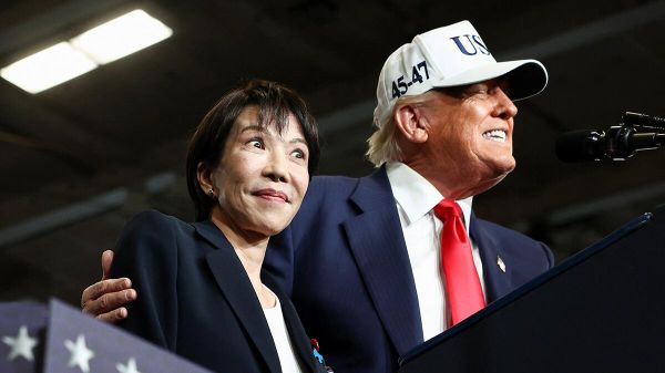 Трамп и Санаэ Такаити 