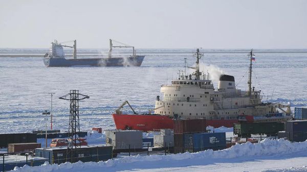 Корабли в морском порту Дудинка