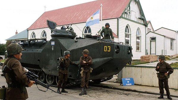 Фолклендская война. Аргентинские военные на улицах Порт-Стэнли Фолклендская война. Аргентинские военные на улицах Порт-Стэнли