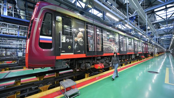 Запуск поезда метро в честь 250-летия Большого театра в Москве