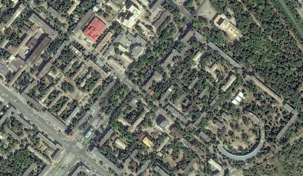 Планировка Соцгорода в Запорожье. Круглый дом, ДК ЗАлК (справа вверху в парке), ДК Металлургов (под красной крышей). Спутниковый снимок из Яндекс Карты