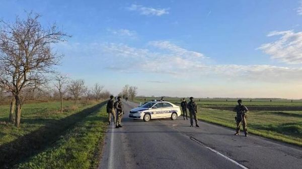 полиция Сербии на месте обнаружения бомбы