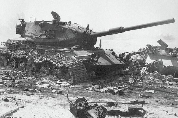 Разбитый израильский танк на Голанских высотах. Октябрь 1973 года Разбитый израильский танк на Голанских высотах. Октябрь 1973 года