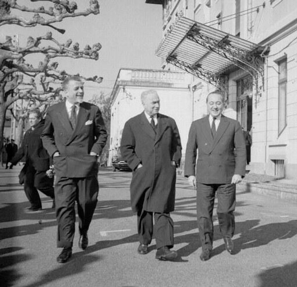 Французская делегация на переговорах в Эвиане: Робер Бурон (министр общественных работ и транспорта), Луи Жокс (министр по делам Алжира), Жан де Бройль (министр по делам Сахары и заморских департаментов Франции)