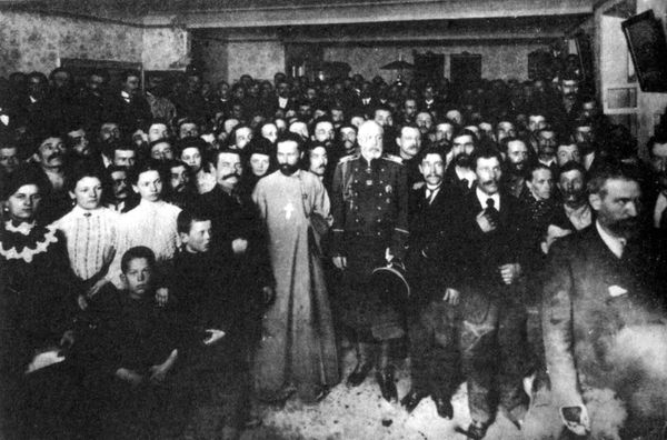 Открытие отделения Собрания фабрично-заводских рабочих на Коломенском острове в Санкт-Петербурге. В центре – Георгий Гапон и градоначальник Иван Фуллон Открытие отделения Собрания фабрично-заводских рабочих на Коломенском острове в Санкт-Петербурге. В центре – Георгий Гапон и градоначальник Иван Фуллон