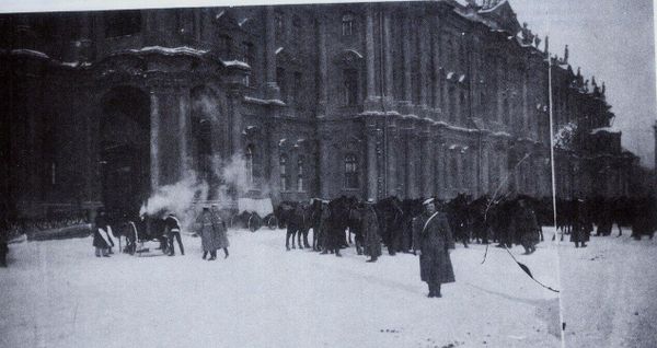 Отряды солдат у Зимнего дворца 9 января 1905 года Отряды солдат у Зимнего дворца 9 января 1905 года