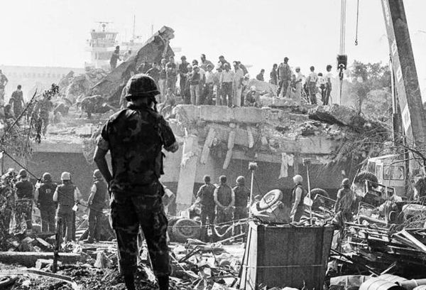 Разбор разрушенной казармы в Ливане, 1983 год