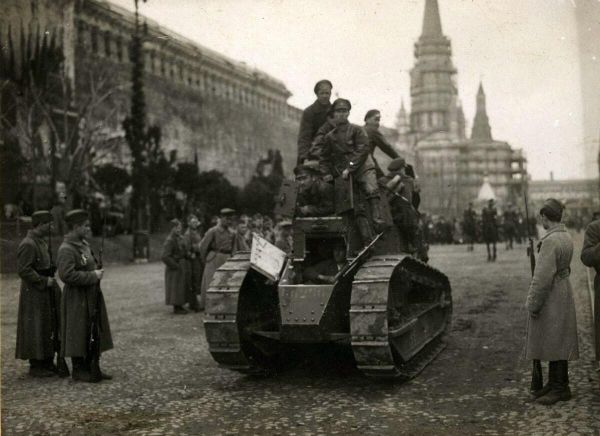 Трофейный французский танк Renault FT на параде в Москве 1 мая 1919 года Трофейный французский танк Renault FT на параде в Москве 1 мая 1919 года