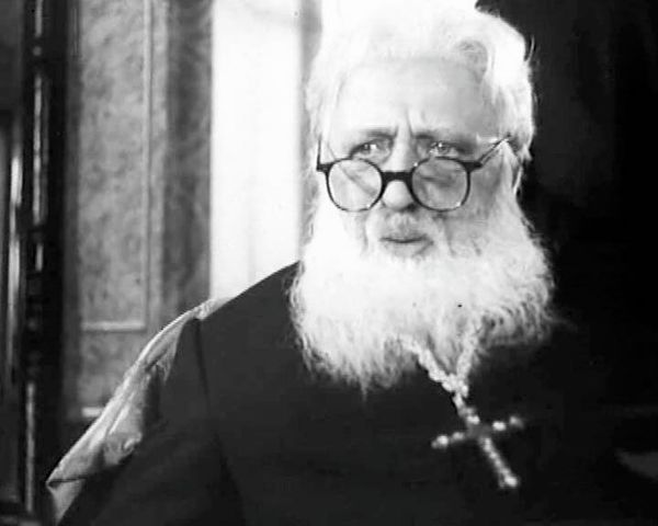 Дмитрий Степовой в роли митрополита Шептицкого. Кадр из фильма Иванна