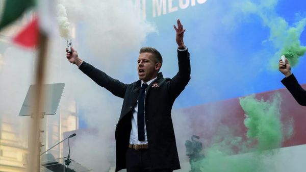 Петер Мадьяр во время митинга в Будапеште, Венгрия