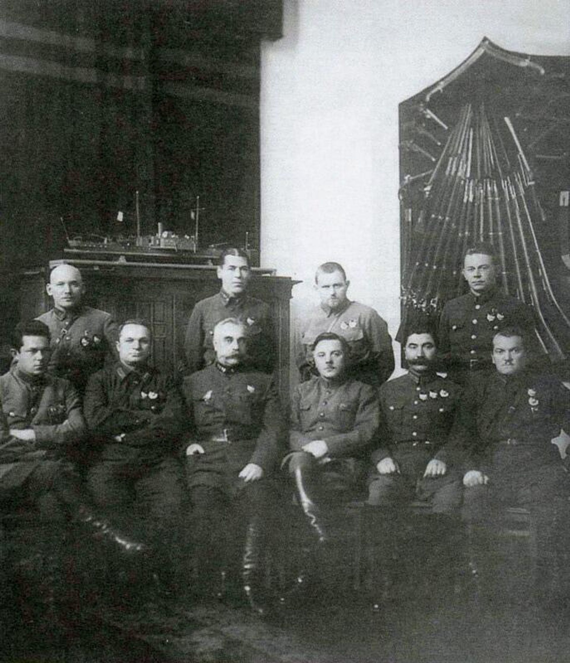 Члены Реввоенсовета СССР. Первый ряд: Иона Якир, Александр Егоров, Сергей Каменев, Климент Ворошилов, Семён Будённый, Михаил Левандовский; второй ряд: Константин Авксентьевский, Борис Шапошников, Иван Белов, Иероним Уборевич. Декабрь 1927 года - РИА Новости, 1920, 15.04.2026