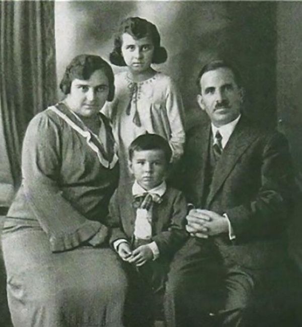 Любомир Романкив с родителями и сестрой