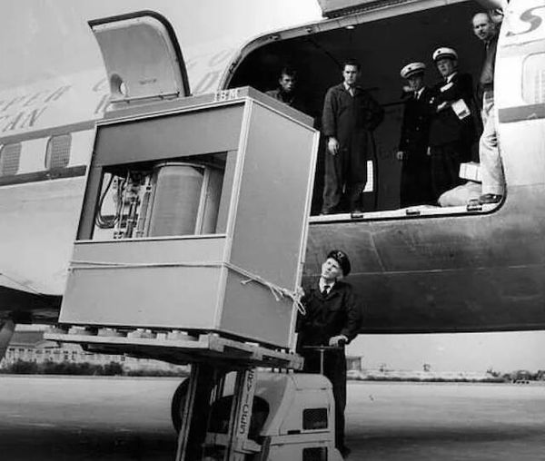 Жесткий диск ЭВМ объёмом 5 мегабайт. США, 1956 год