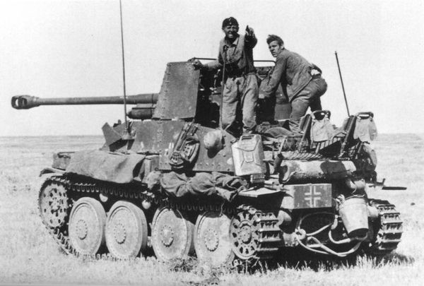 Немецкая САУ Marder III во время Сталинградской битвы. На фото вариант САУ вооружённый трофейной советской дивизионной 76,2-мм пушкой Ф-22. Август-сентябрь 1942 года. Немецкая САУ Marder III во время Сталинградской битвы. На фото вариант САУ вооружённый трофейной советской дивизионной 76,2-мм пушкой Ф-22. Август-сентябрь 1942 года.