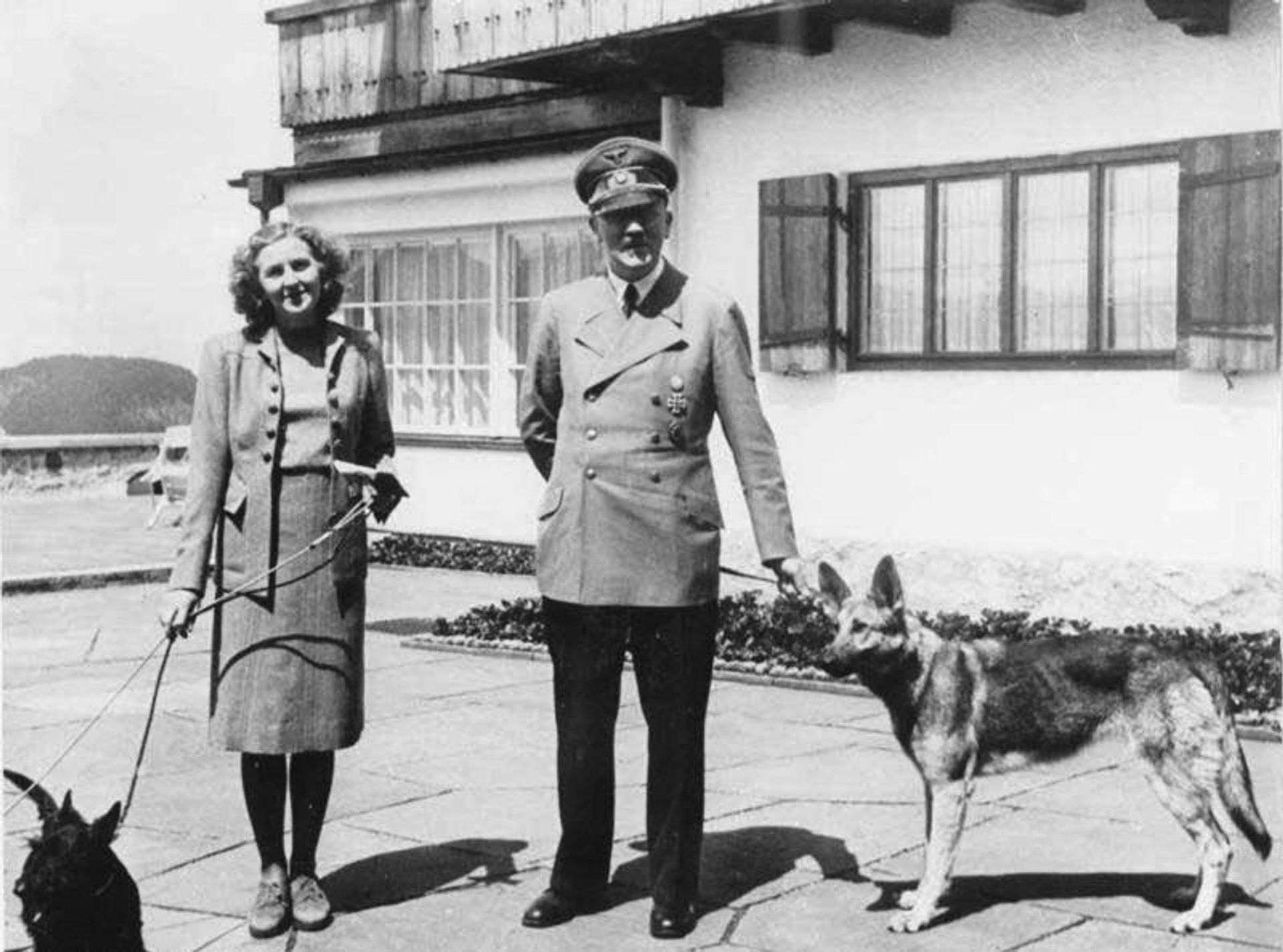 Ева Браун и Адольф Гитлер. Оберзальцберг, 1942 год - РИА Новости, 1920, 23.04.2026