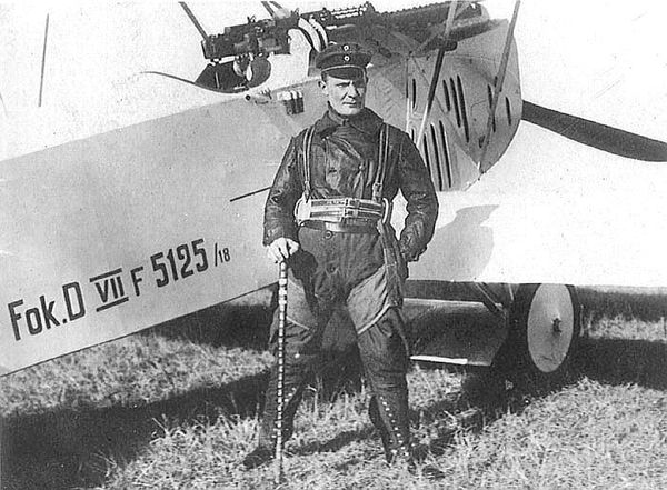 Герман Геринг около своего самолёта Fokker D.VII. 1918 год