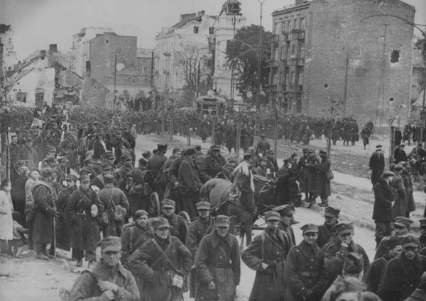 Польские солдаты в капитулировавшей Варшаве, 27 сентября 1939 года Польские солдаты в капитулировавшей Варшаве, 27 сентября 1939 года