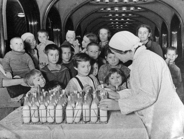 Раздача молока в московском метро. Январь 1942 года Раздача молока в московском метро. Январь 1942 года
