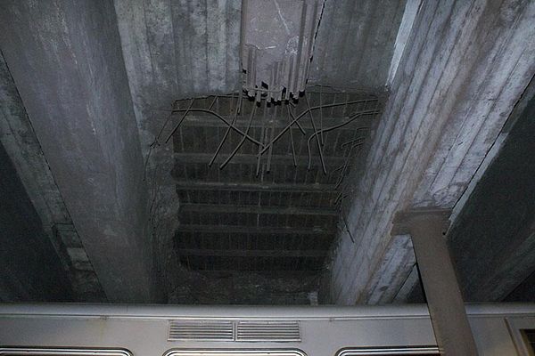 Место попадания немецкой бомбы в тоннель метро. Современное фото из соцсетей Место попадания немецкой бомбы в тоннель метро. Современное фото из соцсетей