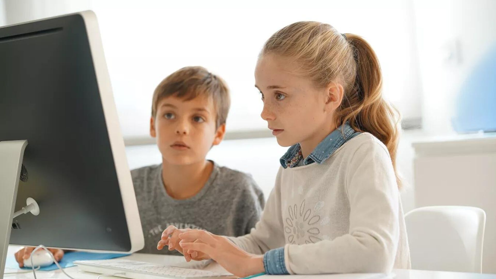 Дети сидят за компьютером - РИА Новости, 1920, 28.04.2026